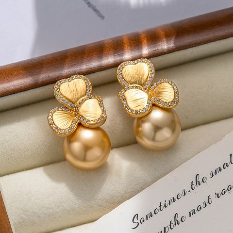 1 Pair Elegant Lady Irregular Flower Artificial Pearl Brass 18K Gold Plated Hoop Earrings Ear Studs