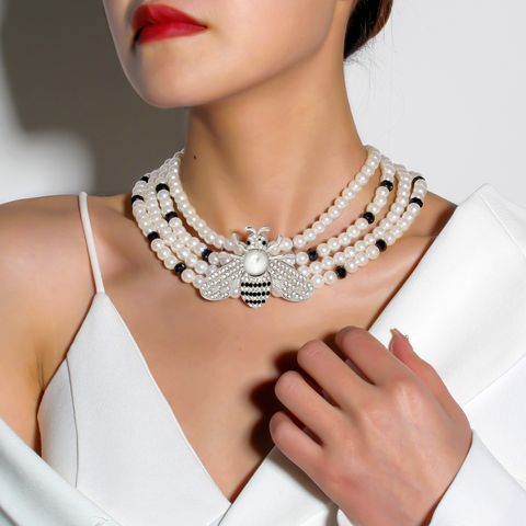 Wholesale Jewelry Elegant Glam Bee Plastic Zinc Alloy Rhinestones Silver Plated Beaded Inlay Necklace