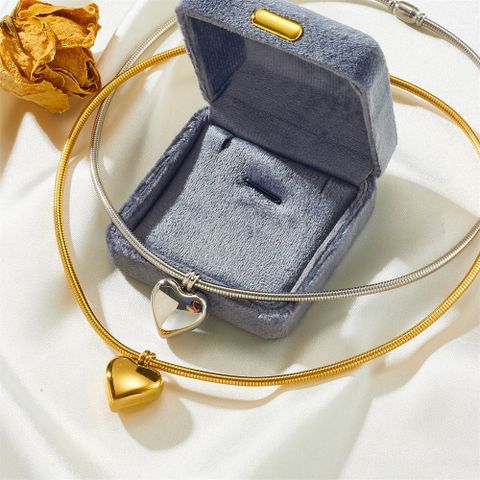 Acero Titanio Chapados en oro de 18k Básico Estilo Moderno Estilo Clásico Enchapado Forma De Corazón Color Sólido Acero Titanio Gargantilla