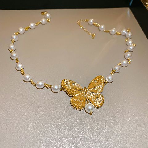 Vintage-Stil Süss Schmetterling Imitationsperle Legierung Perlen Frau Halskette Mit Anhänger