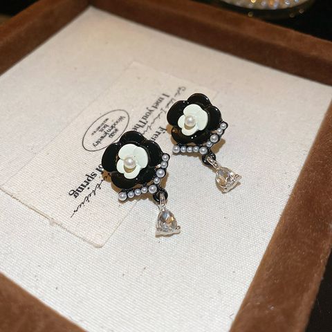 1 Pair Retro Simple Style Flower Inlay Alloy Artificial Pearls Rhinestones Drop Earrings