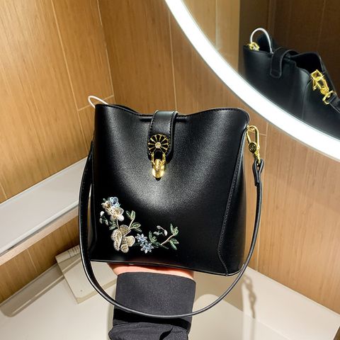Women's Medium Pu Leather Flower Elegant Vintage Style Square Lock Clasp Bucket Bag