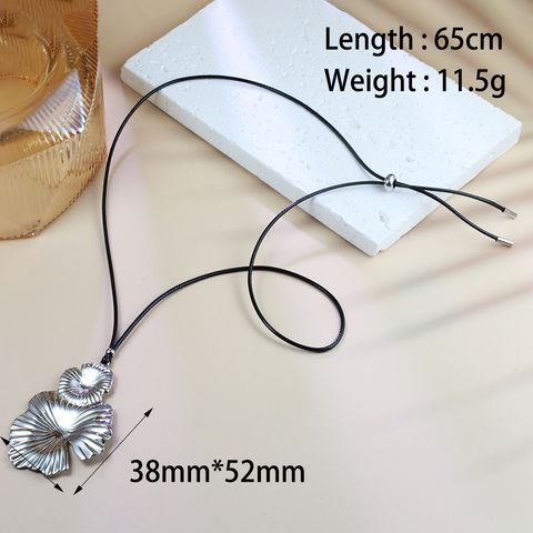 304 Stainless Steel Simple Style Classic Style Commute Flower Pendant Necklace