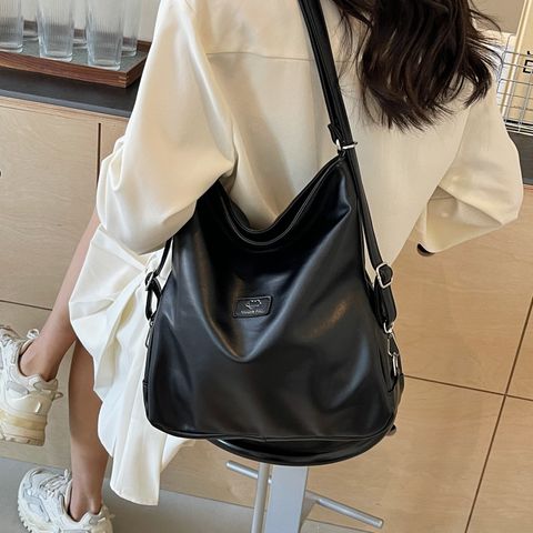Women's Medium Pu Leather Solid Color Streetwear Sewing Thread Zipper Shoulder Bag