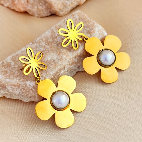 1 Pair Elegant Hawaiian Sweet Flower Polishing Hollow Out Inlay 304 Stainless Steel Artificial Pearls 18K Gold Plated Drop Earrings