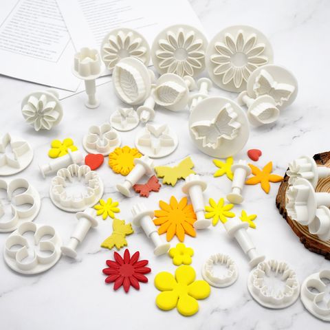 Casual Pastoral Insect Flower Plastic Kitchen Molds 1 Set