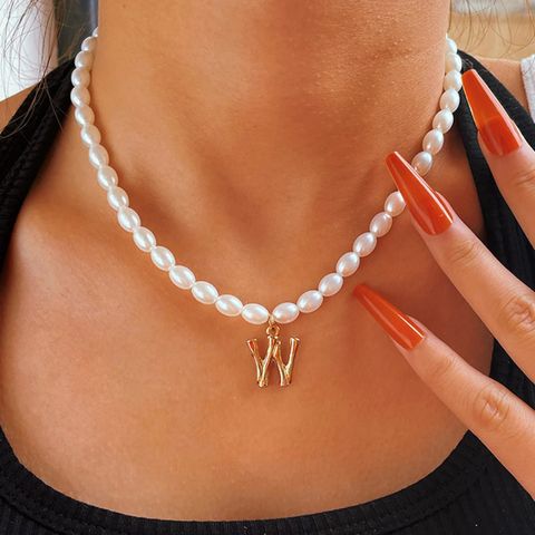 IG-Stil Elegant Dame Brief Künstliche Perle Legierung Perlen Frau Halskette Mit Anhänger