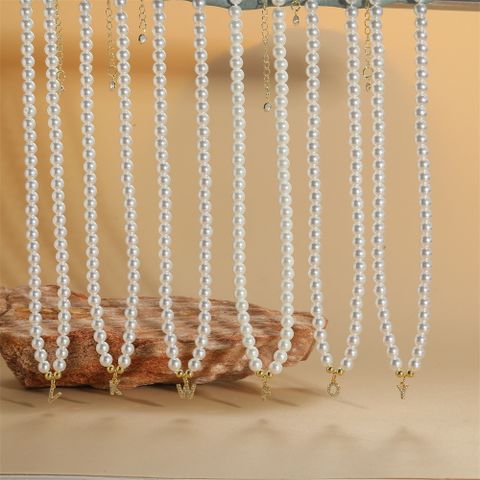 Vintage-Stil Einfacher Stil Pendeln Brief Künstliche Perle Glas Kupfer Überzug Zirkon 14 Karat Vergoldet Frau Halskette Mit Anhänger