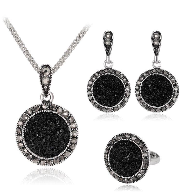 Vente Chaude Produit De Mode Européenne Et Américaine Style Vintage Bijoux Électrolytique Antique Argent Incrusté Noir Cristal Trois-pièce Ensemble Pour Les Femmes