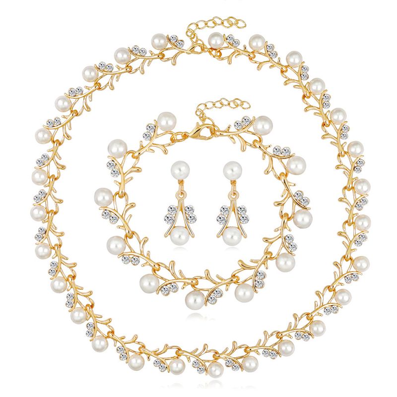 Europäische Und Amerikanische Kreative Neue Perlenkette Set Legierung Diamant Halskette Ohrringe Armband Braut Dreiteiliges Set Auf Lager