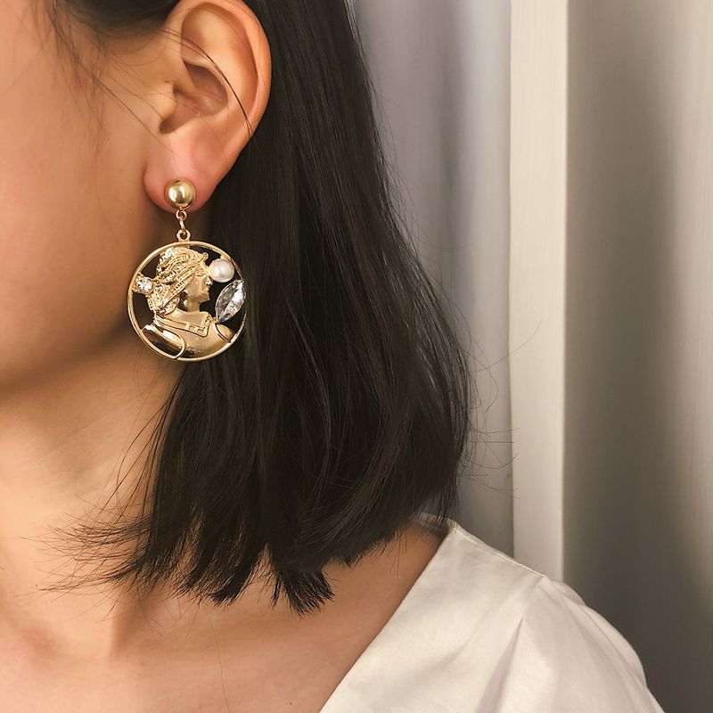 Europäischer Und Amerikanischer Grenz Überschreiten Der Schmuck Kreative Geprägte Porträt Imitat Perlen Ohrringe Weibliche Retro Mikro-eingelegte Runde Temperament Ohrringe