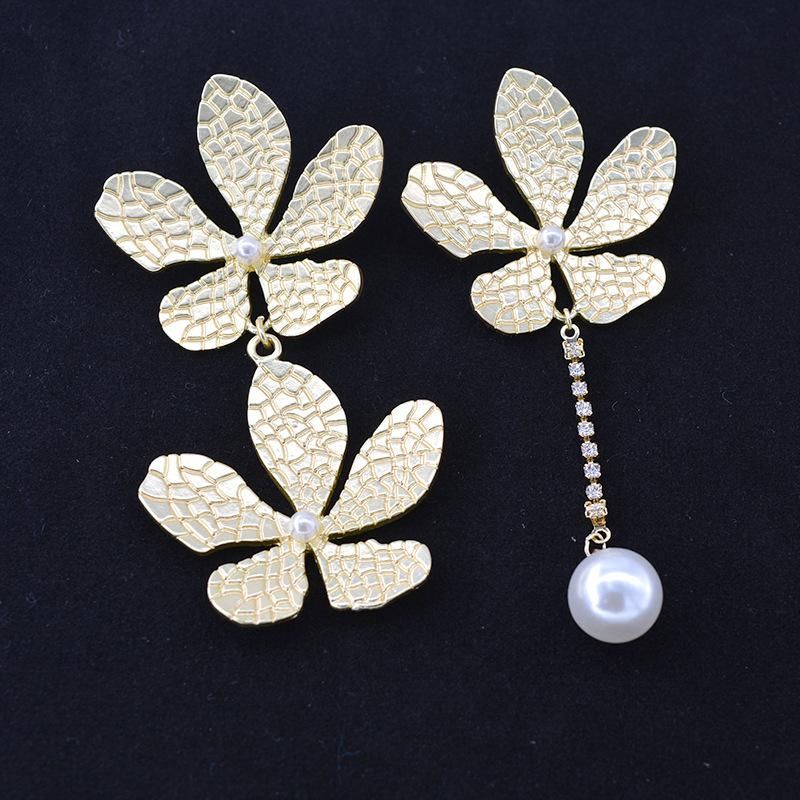 Pendientes De Metal Con Perlas De Flores Asimétricas De Moda Nhnt158309