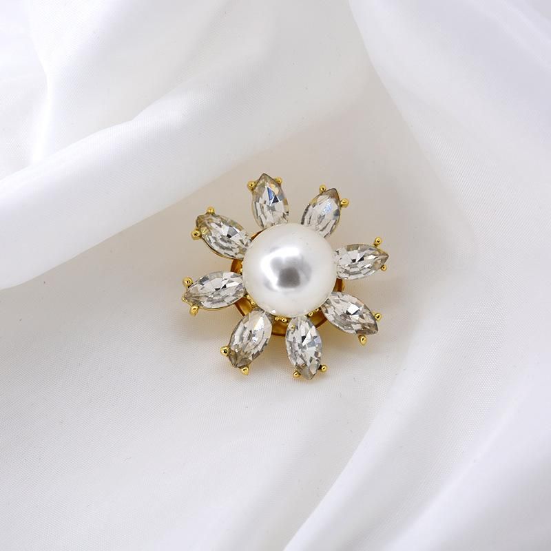 Stylish White Three-dimensional Daisy Crystal Flower Brooch Nhnt158366