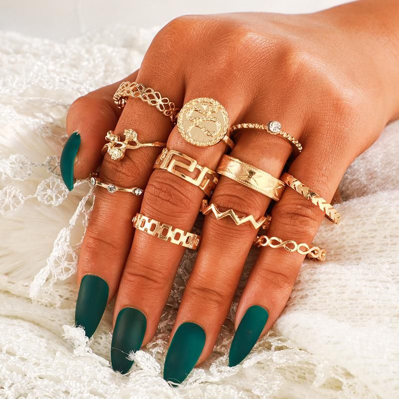 Europäische Und Amerikanische Grenz Überschreitende Mode Persönlichkeit Diamant Hohles Blumen Abzeichen Serpentine Gelenk Ring 10-teiliger Kombination Sring
