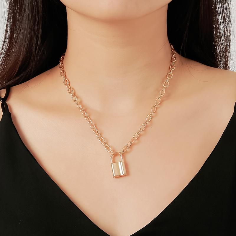 New Jewelry Sleek Minimalist Retro Metal Short Lock Necklace Clavicle Chain