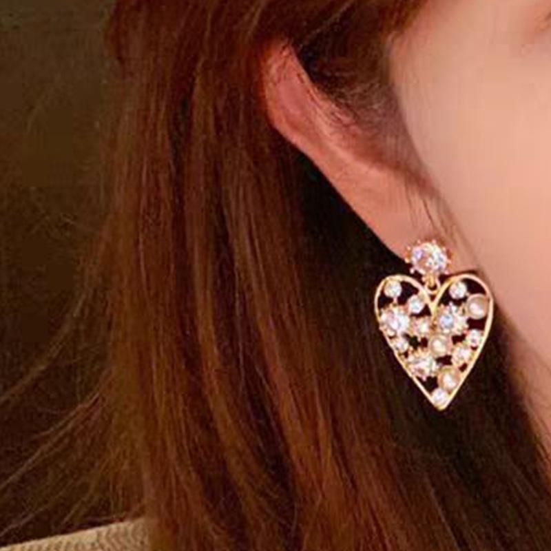 Korea Dongdaemun Schmuck Legierung Diamant Perlen Herzförmige Ohrringe Kreative Asymmetrische Ohrringe Hipster Das Gleiche Zubehör