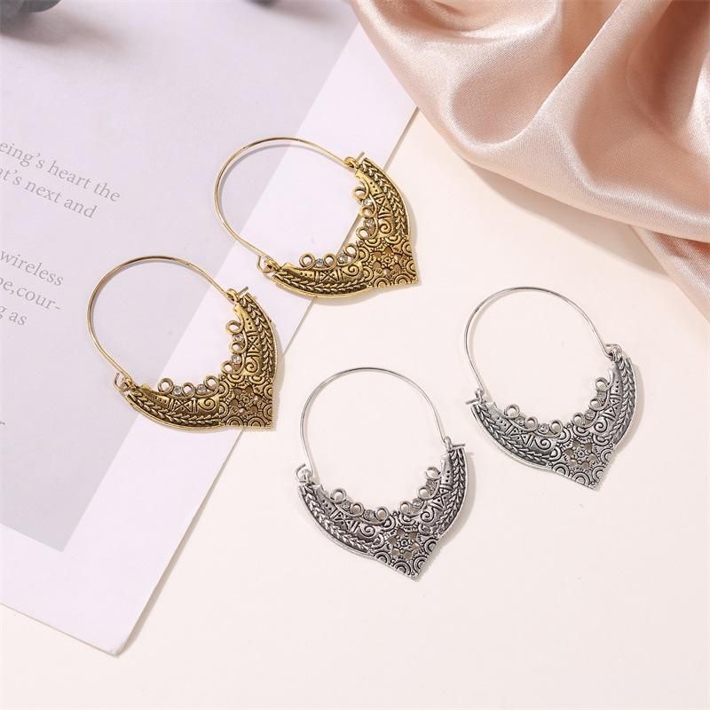 Style Ethnique Mode Boucles D'oreilles Antique Sculpté Creusé Coeur Forme Boucles D'oreilles Femmes Cour De Style Rétro Motif Boucles D'oreilles En Gros