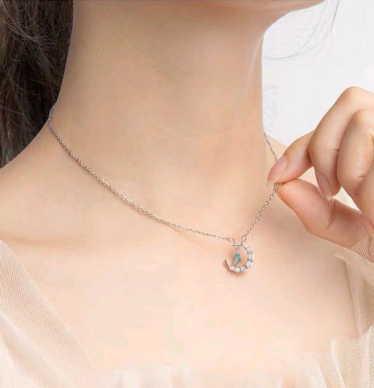 Korean Fashion Lady Necklace Exquisite Fashion Copper Plated Real Gold Blue Zircon Meniscus Necklace