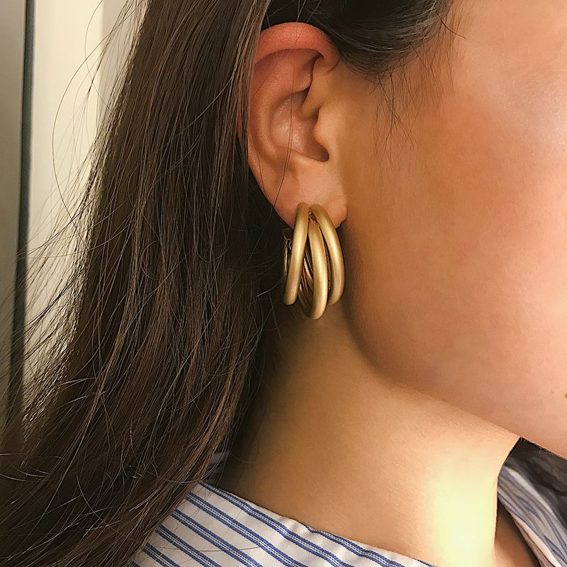 Ornement Europe Et En Amérique Croix Frontière Mat Irrégulière Avec Personnalité Femmes De Rétro Simple C En Forme De Tube Rond Oreille Goujons