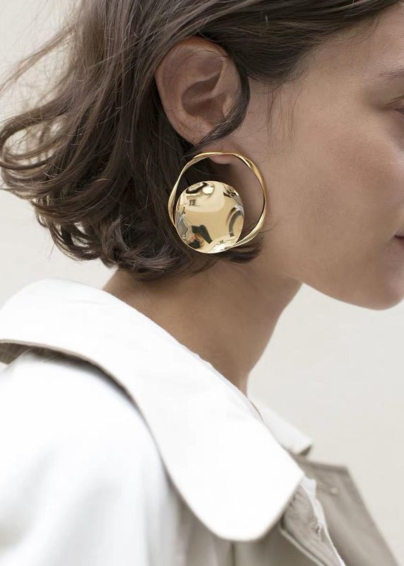 Europäische Und Amerikanische Breite Spiral Ohrringe, Verdrehte Ohrringe, Messing Gold Ohrringe, Französische Persönlichkeit, Einfache Accessoires, Frauen
