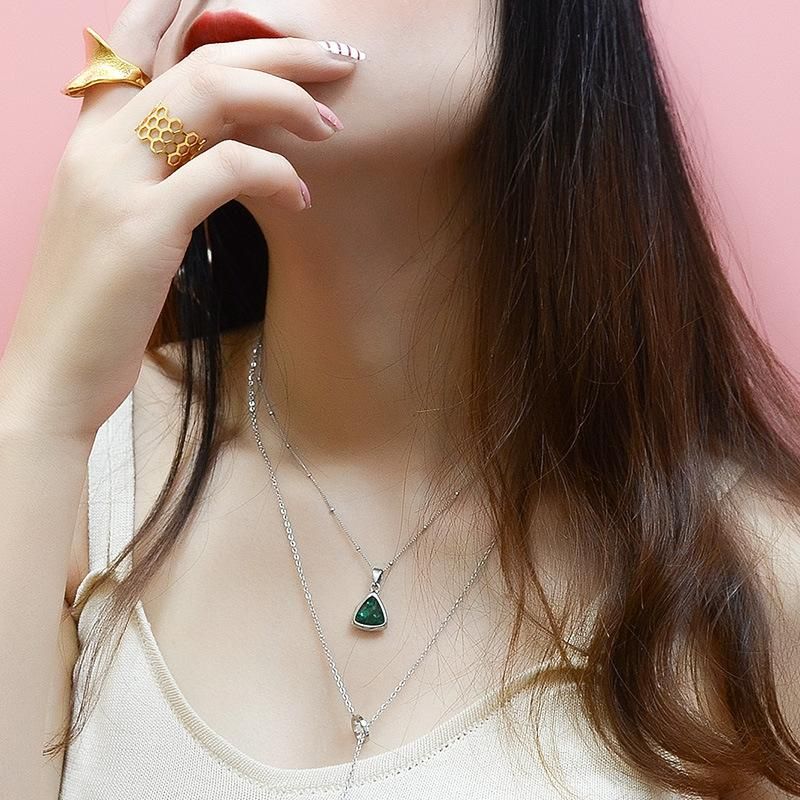 Europäischer Und Amerikanischer Grüner Zirkon Smaragdgrün Swarovski Kristall Stein Dreieck Ohrringe Weibliche Halskette Weibliche Titans Tahl P350-f325
