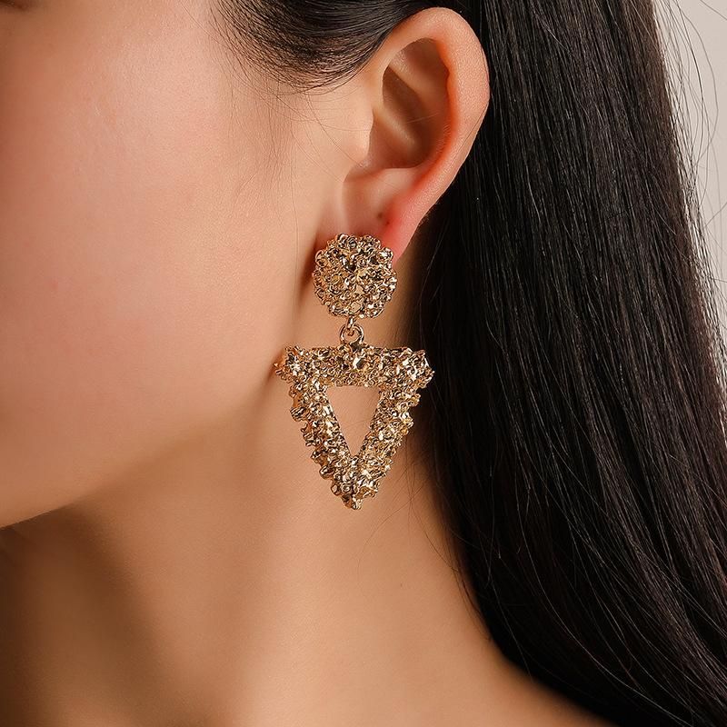 Grenz Überschreitende Neue Produkte Persönlichkeit Gefrostete Dreieckige Ohrringe Mode Geprägte Metall Ohrringe Trend Ohrschmuck Quelle