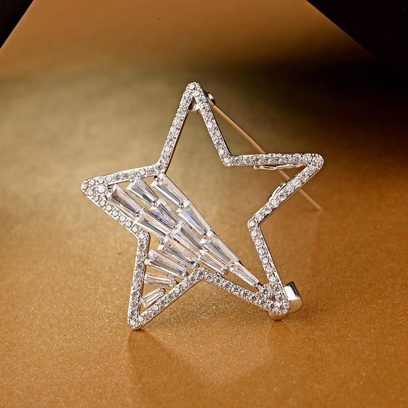 Einfacher Und Stilvoller Europäischer Und Amerikanischer Stil, Mikro Eingelegte Aaa-zirkon-fünfzackige Stern Brosche, Kupfer Beschichtete Gold Nadel 850109
