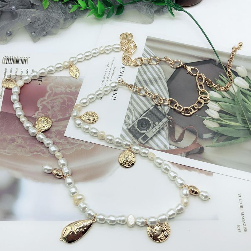 Hersteller Liefern Europäische Und Amerikanische Übertriebene Weiße Unregelmäßige Künstliche Perlenkette Metall Anhänger Dekorative Halskette Pullover Kette