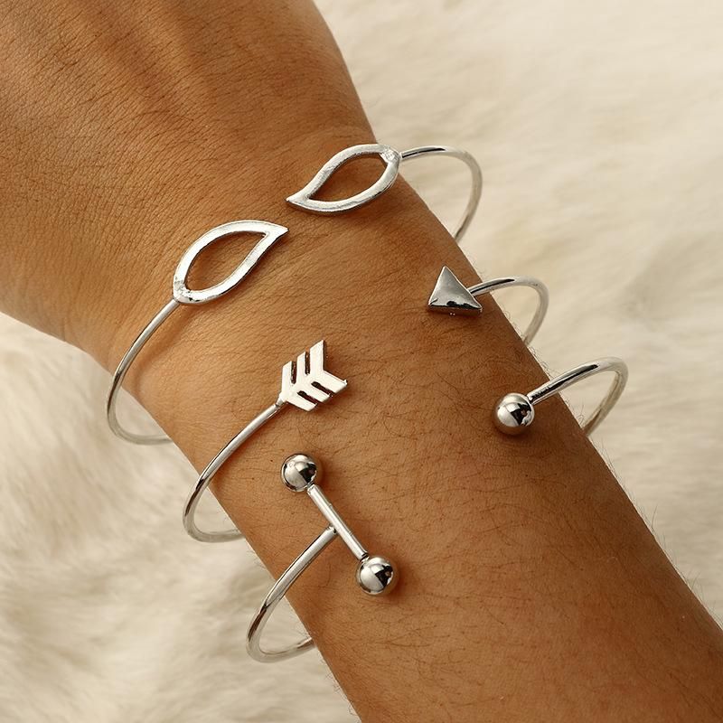 Ornement De Mode Personnalité Triangle Flèche Creux 8-mot Boule Ouverte 3-pièce Bracelet