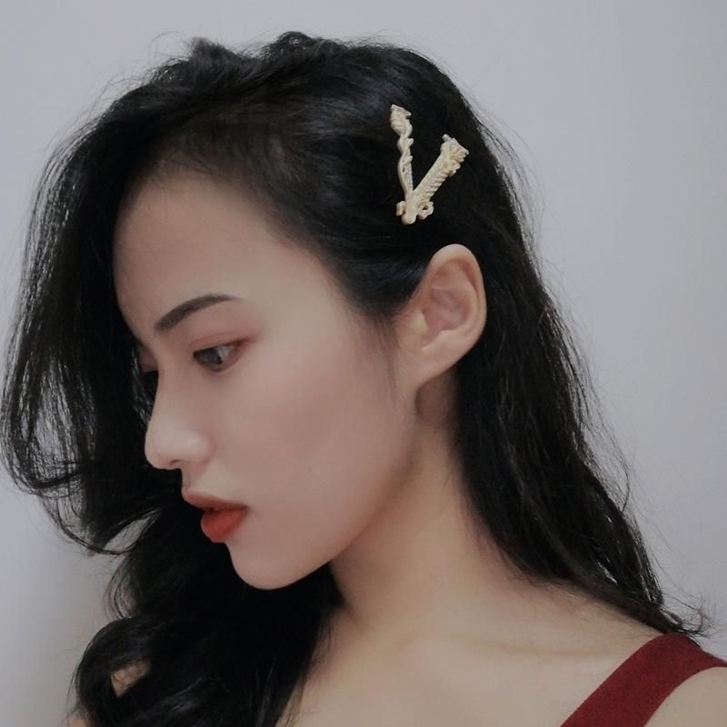 Der Neue Yang Mi Laufsteg Die Gleiche V-haarnadel Retro Messing Gold Herzförmige Strass Haarnadel Seiten Clip Frauen Großhandel
