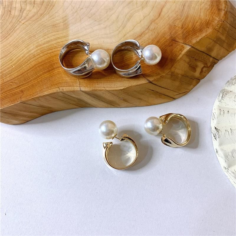 Kaltwind Unregelmäßige Metall Matte Ohrringe 925 Silberne Nadel Perle Einfache Temperament Ohrringe Weibliche Ohrringe