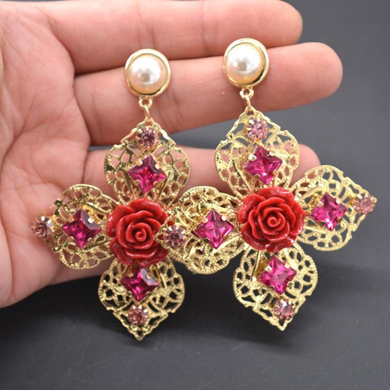 2020 Nouveau Boucles D'oreilles Européen Et Américain Style Baroque Métal Perle Porcelaine Fleur Géométrique Défilé De Mode Long Boucles D'oreilles