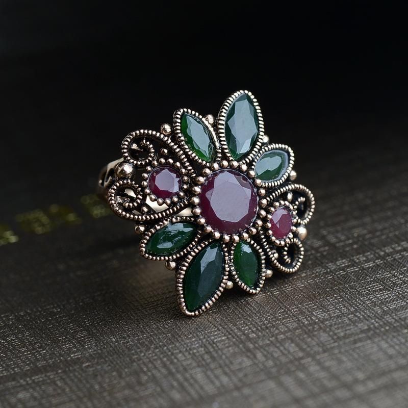Fashion Vintage Gem Hollow Pattern Ring High-end Floral Bracelet