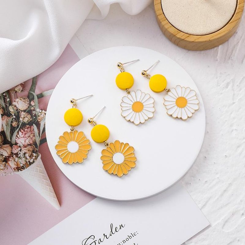Women's Small Daisy Flower Earrings