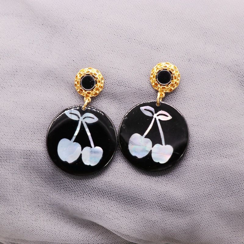 Black Round Resin Sheet Discoloration Pattern Silver Needle Earrings