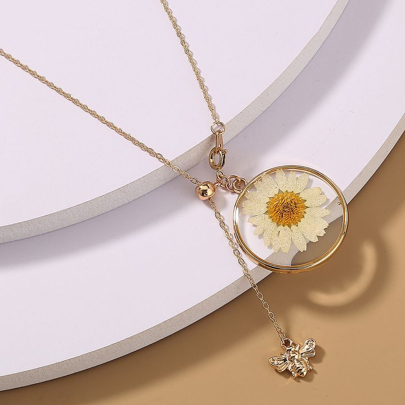 Korean Fashion Chrysanthemum Little Bee Pendant Single Layer Necklace