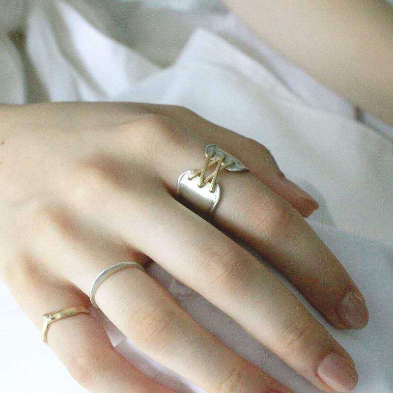 Neuer Glänzender Schnürsenkel Textur Gold Silber Ring