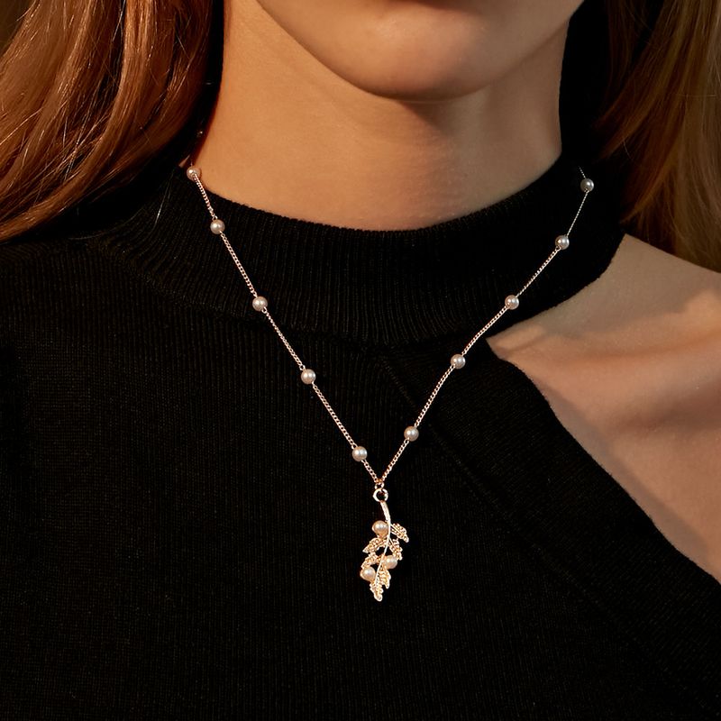 Simple Pearl Leaf Pendant Necklace