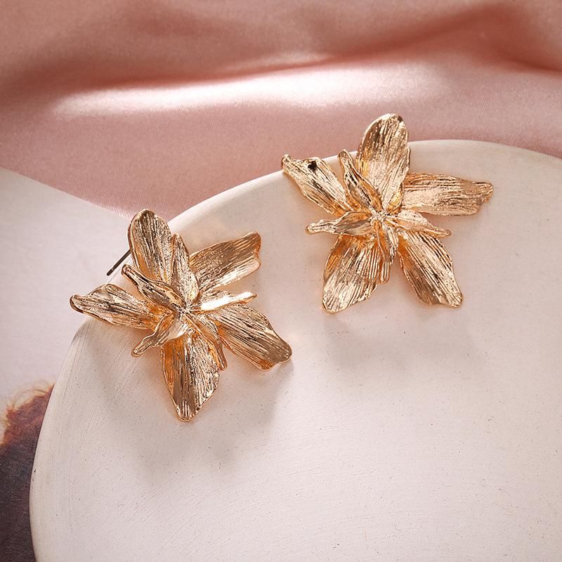Simple Metallic Flower Three-dimensional Metal Petal Petal Earrings For Women Wholesales Yiwu De Moda Suppliers China