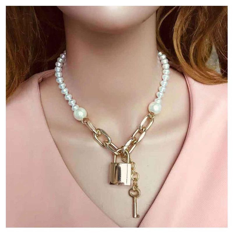 New Fashion Pearl Lock Necklace Pendant Simple Wild Clavicle Chain Necklace Wholesale