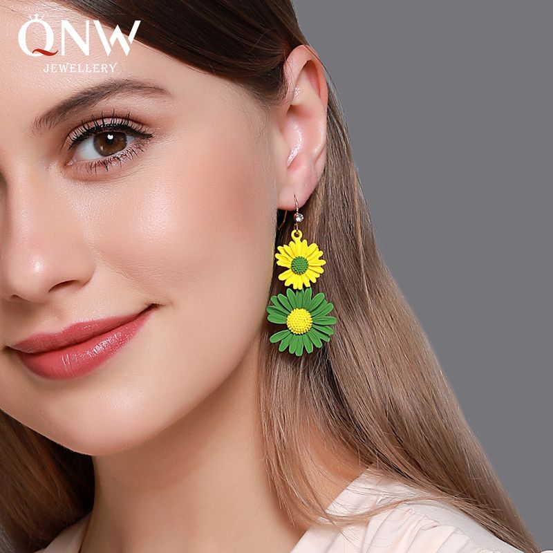 Korean Fashion  New Daisy Earrings Summer Two-color Daisy Earrings Temperament Long Flower Earrings