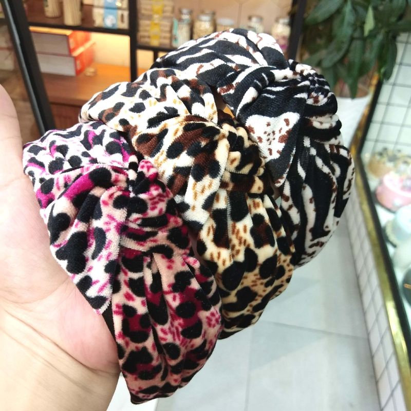 Diadema Anudada De Leopardo Retro Con Mejores Ventas Horquilla Impresa De Terciopelo Dorado De Alta Calidad Diadema De Pelo De Ala Ancha Simple Nihaojewelry Al Por Mayor