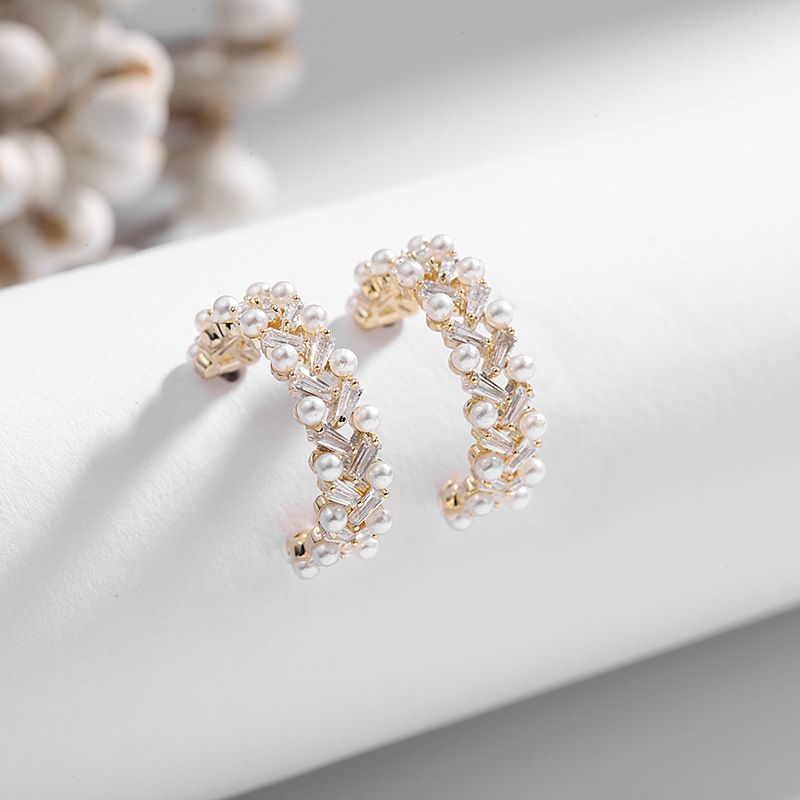 Nouveau C-forme Perle Lumière Luxe Zircon Coréen Haut De Gamme Indifférent Boucles D&#39;oreilles En Gros Nihaojewelry