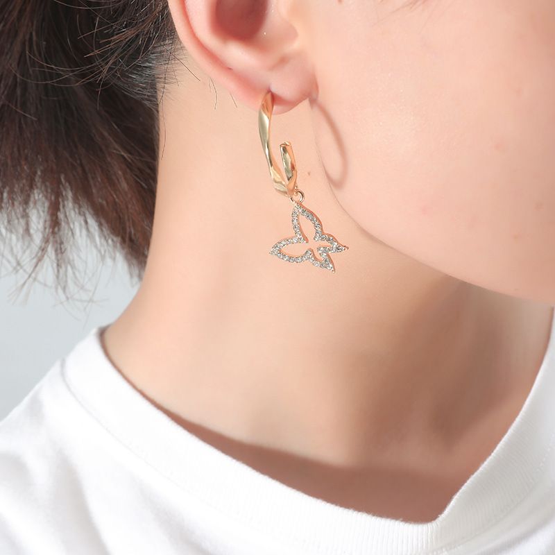 Corée Mode Douce Dame Papillon Creux Simple Torsion Géométrique Réduisant L'âge Boucles D'oreilles En Alliage En Forme De C