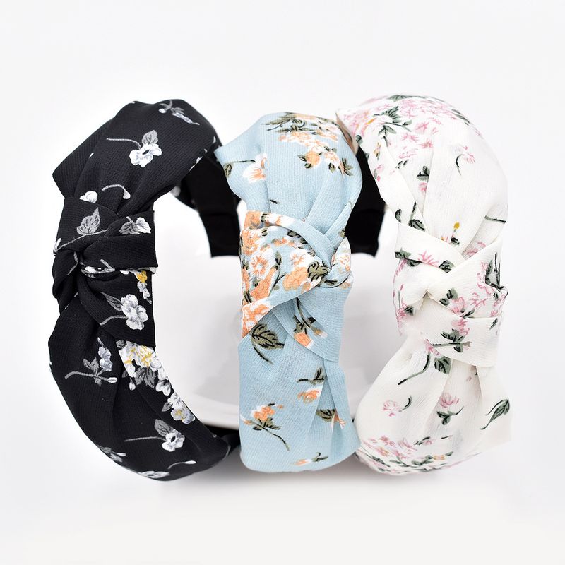 The New Spring And Summer Retro Knotted Flower Thin Section Fabric Cross Headband Wholesale