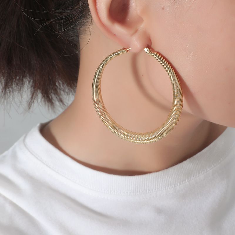 Korea Dongdaemun 2020 Mode Neue Legierung Ohrringe Geometrische Einfache Retro Übertriebene Feder Dünne Ohrringe