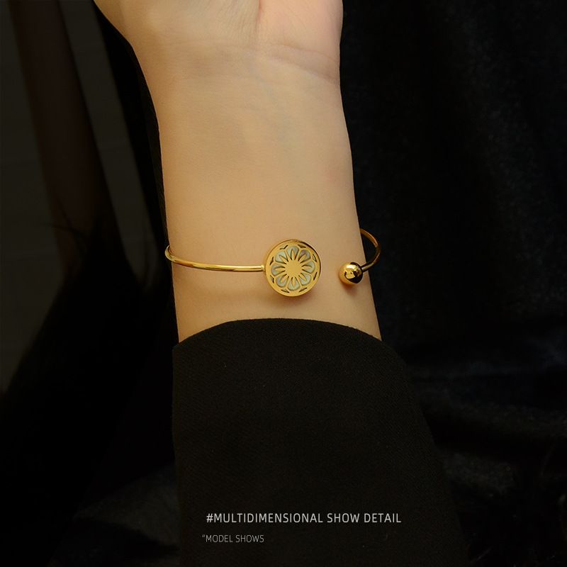 Einfache Gänseblümchen Muschel Elastische Schnur Einstellung Titan Stahl Plattiert 18 Karat Echtes Gold Offenes Armband Großhandel