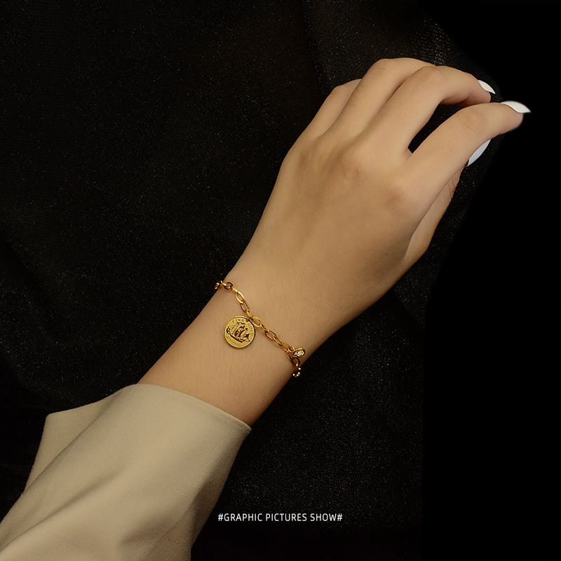 Nische Mode Runde Marke Anhänger Titan Stahlbeschichtung 18k Hypoallergen Armband Für Damenschmuck