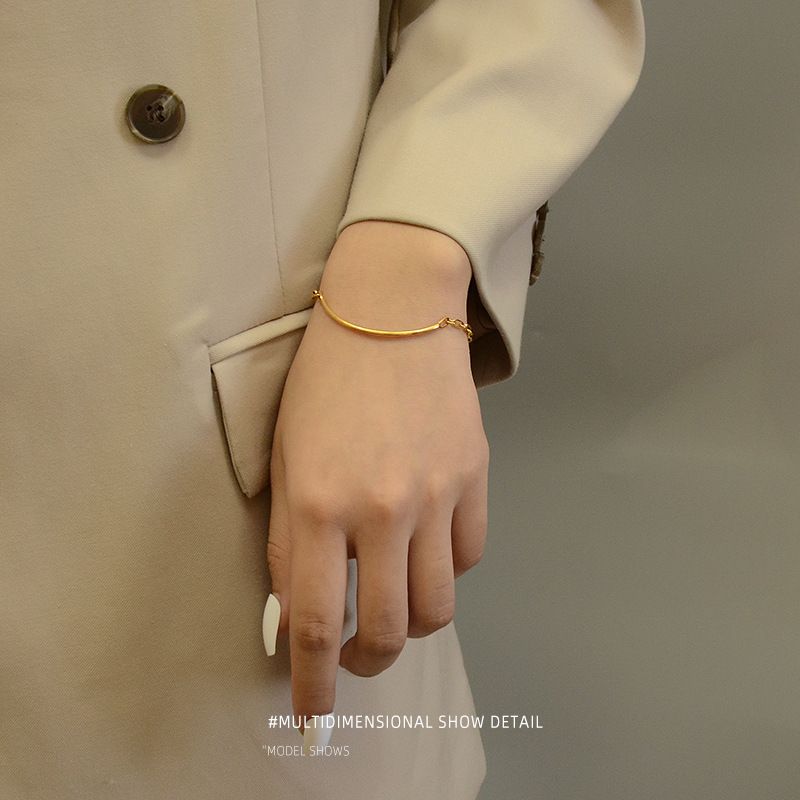 Niche Nouvelle Mode Simple Bracelet En Acier Au Titane Plaqué En Forme De Coeur 18k Pour Les Femmes