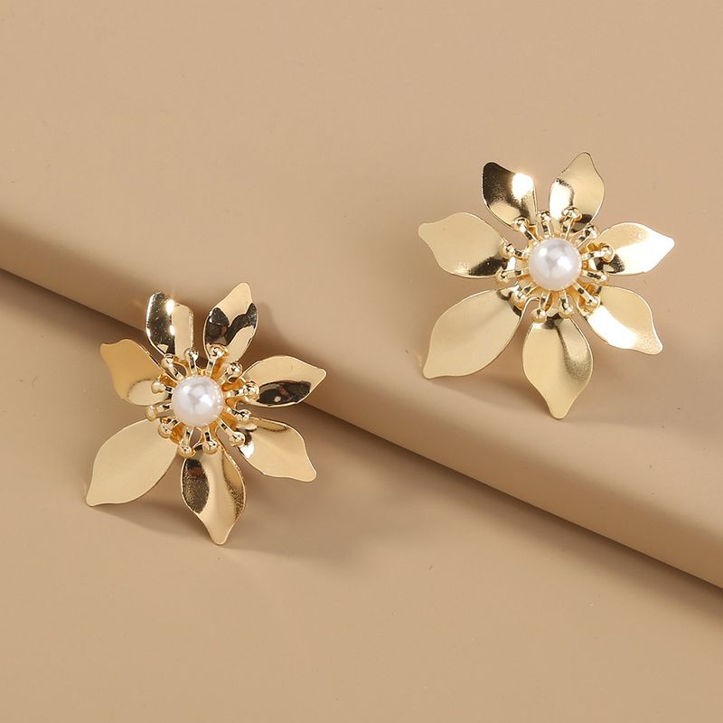 Hot Selling Fashion Gold Flower Earrings Pure White Pearl Metal Earrings Wholesale
